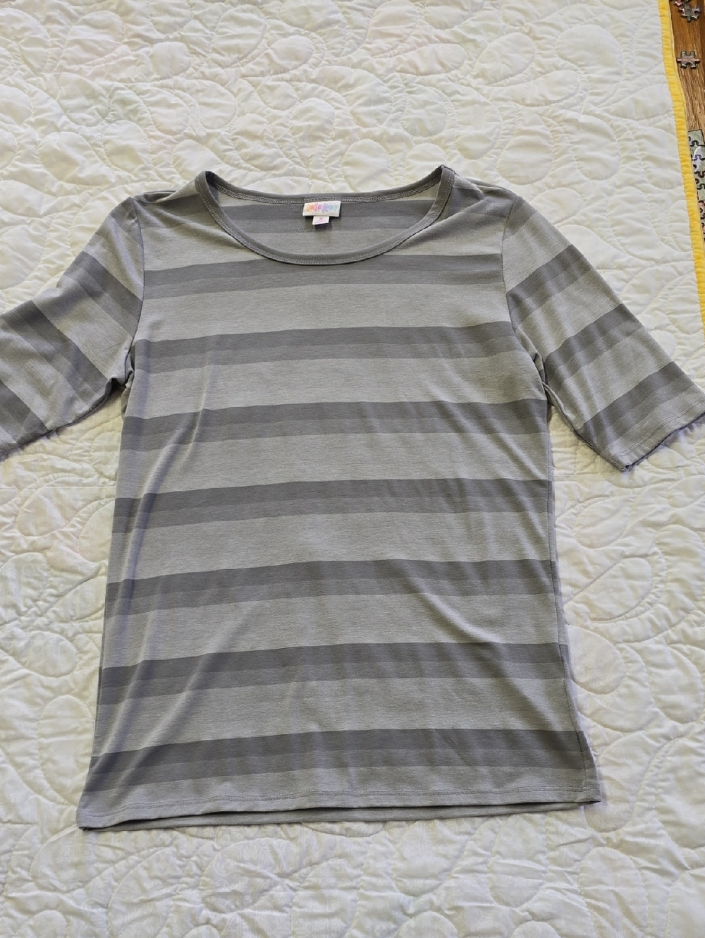 LuLaRoe Gigi Gray Top with Rainbow Logo Tag